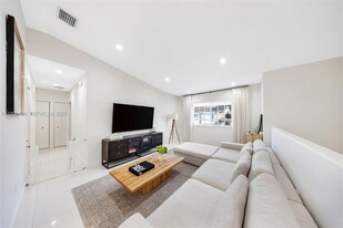 7271 NW 174th Ter, Unit 2 in Hialeah, FL - Building Photo