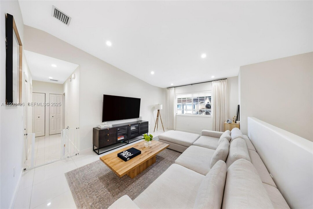 7271 NW 174th Ter, Unit 2 in Hialeah, FL - Building Photo