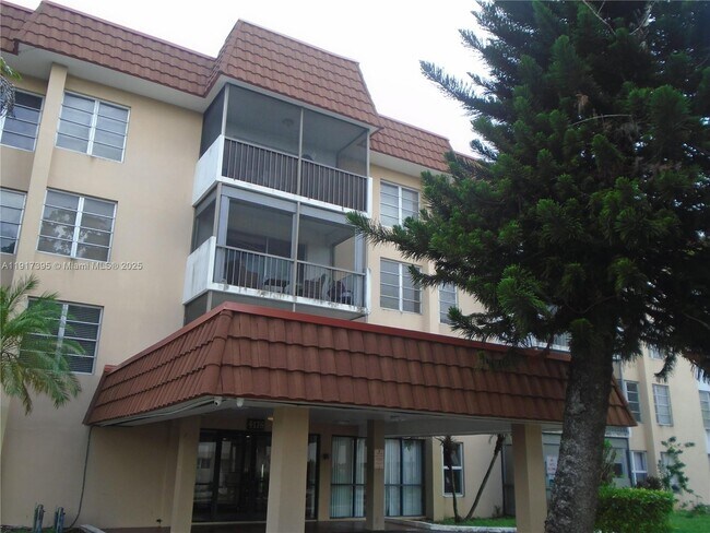 4176 Inverrary Dr in Lauderhill, FL - Foto de edificio - Building Photo