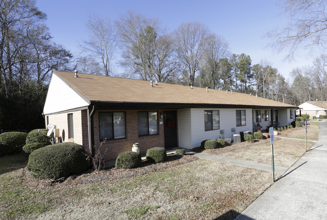 Glendale Manor Apartments in Clinton, SC - Building Photo - Building Photo