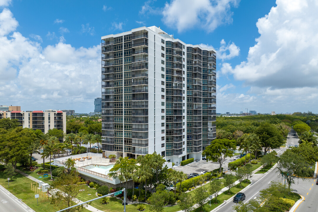 Coronado Towers in Aventura, FL - Building Photo