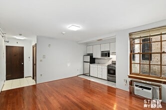 8-10 Clark Street in Brooklyn, NY - Foto de edificio - Building Photo