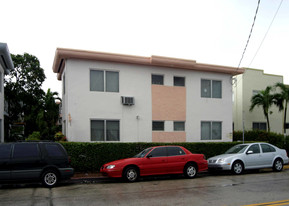 7721 Dickens Ave Apartamentos