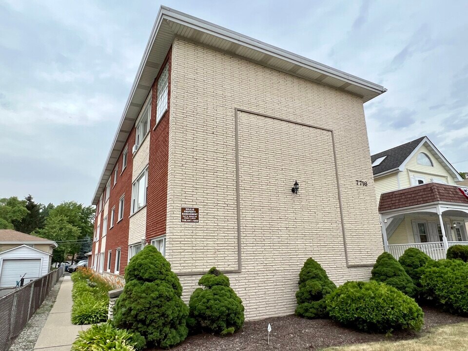 7716 Ogden Ave in Lyons, IL - Building Photo