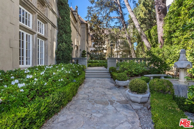 10335 Wilshire Blvd in Los Angeles, CA - Building Photo - Building Photo