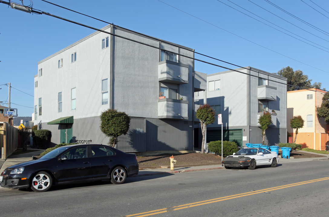 573 Huntington Ave in San Bruno, CA - Building Photo