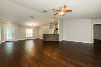 925 Clearcreek Dr in Tampa, FL - Building Photo - Building Photo