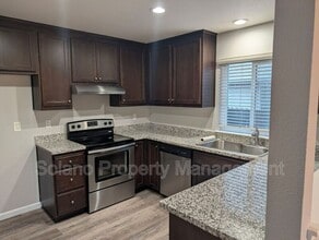 906 Javan Way in Suisun City, CA - Building Photo - Building Photo