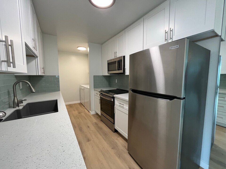 7855 Camino Huerta in San Diego, CA - Building Photo