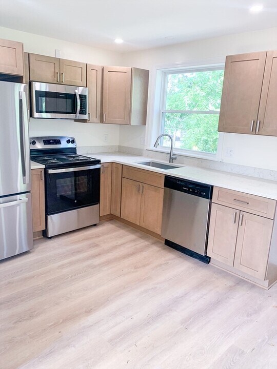 43 Bates St in Northampton, MA - Building Photo