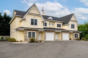 18 Creek Rd in Halesite, NY - Building Photo