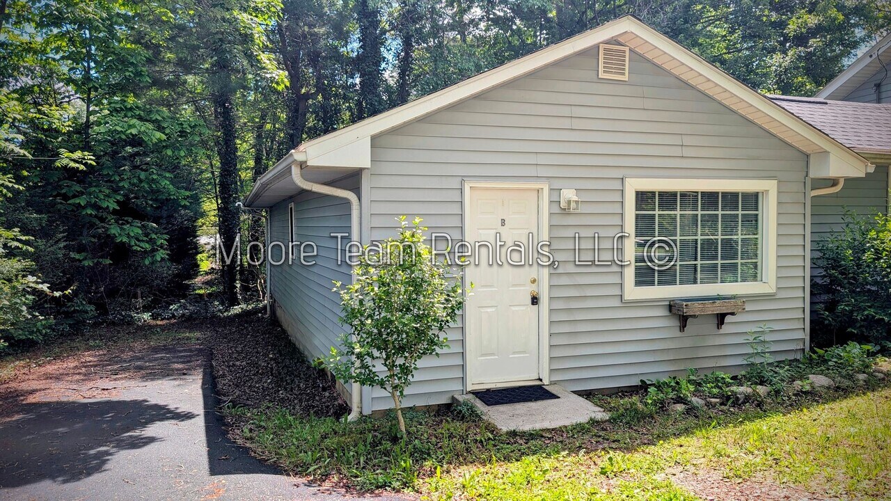 136 Sweetpea Ln in Hendersonville, NC - Building Photo