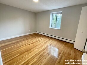 240 Babcock St, Unit 2H in Brookline, MA - Foto de edificio - Building Photo