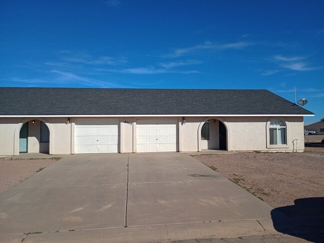 8340 W Concordia Dr in Arizona City, AZ - Building Photo - Building Photo