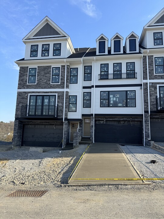 3026 Greeneview Ln in Seven Fields, PA - Building Photo