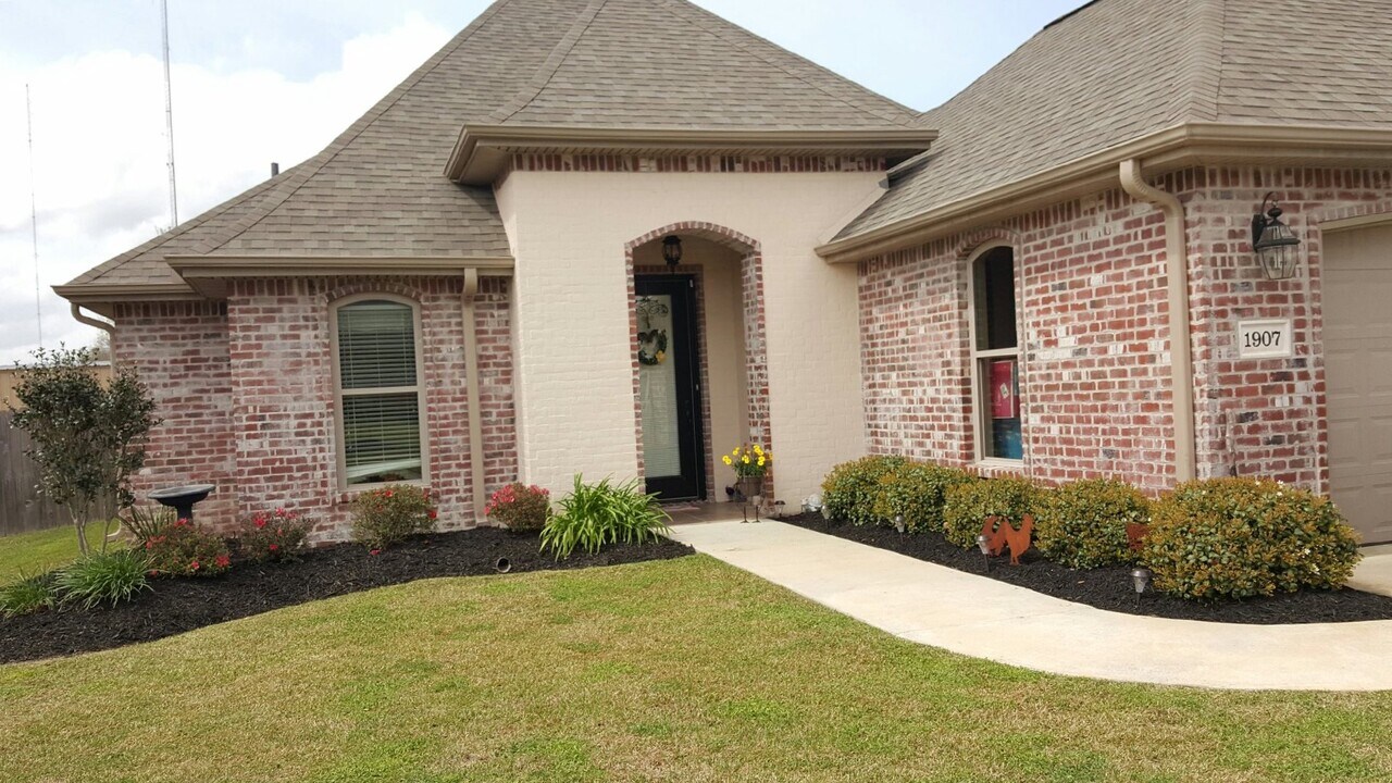 1907 Bella Vie Dr in Deridder, LA - Building Photo