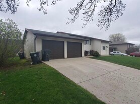 3511 29th Ct S, Unit Upper Unit Duplex in La crosse, WI - Building Photo