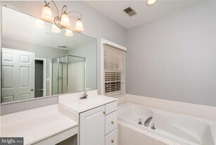 4912 Waple Ln in Alexandria, VA - Building Photo