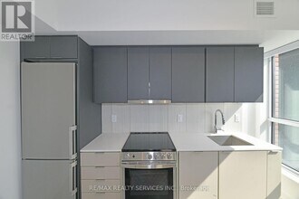 8-418 Tippett Rd in Toronto, ON - Building Photo - Building Photo