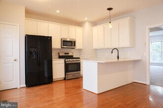 6324 Locust Tree Ln in Alexandria, VA - Building Photo - Building Photo