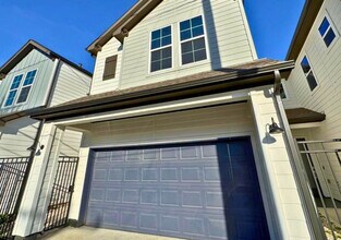 8326 Curry Rd in Houston, TX - Building Photo - Building Photo