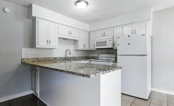 Westwind Manor in Runaway Bay, TX - Foto de edificio - Building Photo