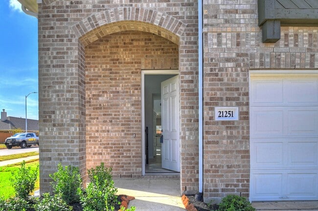 21251 Shr Blf Dr in Cypress, TX - Building Photo - Building Photo