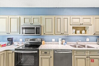 8743 Thomas Dr in Panama City Beach, FL - Building Photo - Building Photo