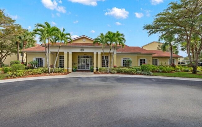 8264 Key Royal Cir, Unit 812 in Naples, FL - Building Photo - Building Photo