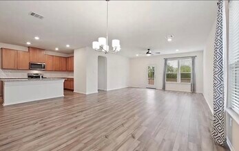 100 Jarbridge Dr in Kyle, TX - Foto de edificio - Building Photo