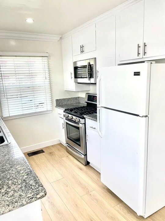4551 Hazeltine Ave in Los Angeles, CA - Building Photo
