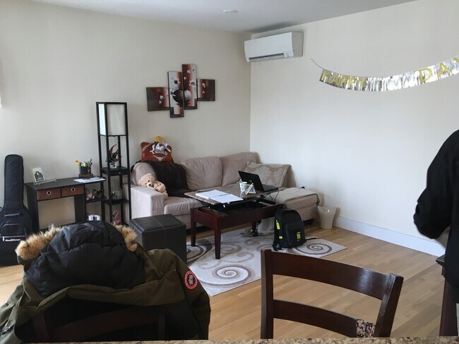 910 Beacon St, Unit 7 in Boston, MA - Foto de edificio - Building Photo