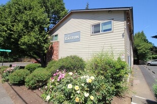 4232-4232 SE Cesar Estrada Chavez Blvd in Portland, OR - Building Photo