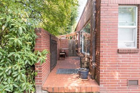 2233-2243-2243 NW Flanders St