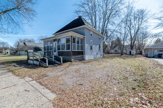 1827 Gilbert St in Saginaw, MI - Building Photo - Building Photo