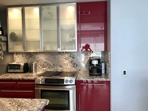 10747 Wilshire Blvd in Los Angeles, CA - Building Photo - Building Photo