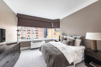 300 E 55th St in New York, NY - Building Photo - Building Photo