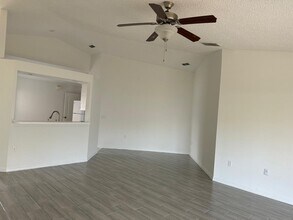 612 Lakemont Dr in Brandon, FL - Building Photo - Building Photo
