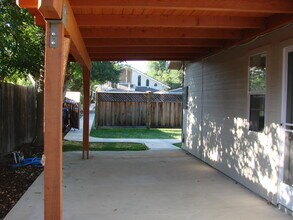 22965 Oxnard St, Unit Rear Bldg in Woodland Hills, CA - Building Photo - Building Photo