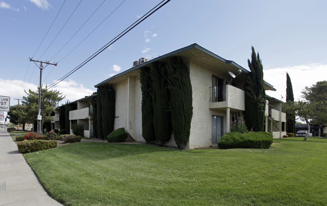 Woodcrest Apartments in Victorville, CA - Building Photo