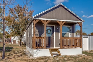 906 El Camino Real in Chico, TX - Building Photo