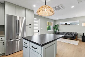 354 La Perle Pl in Costa Mesa, CA - Building Photo - Building Photo