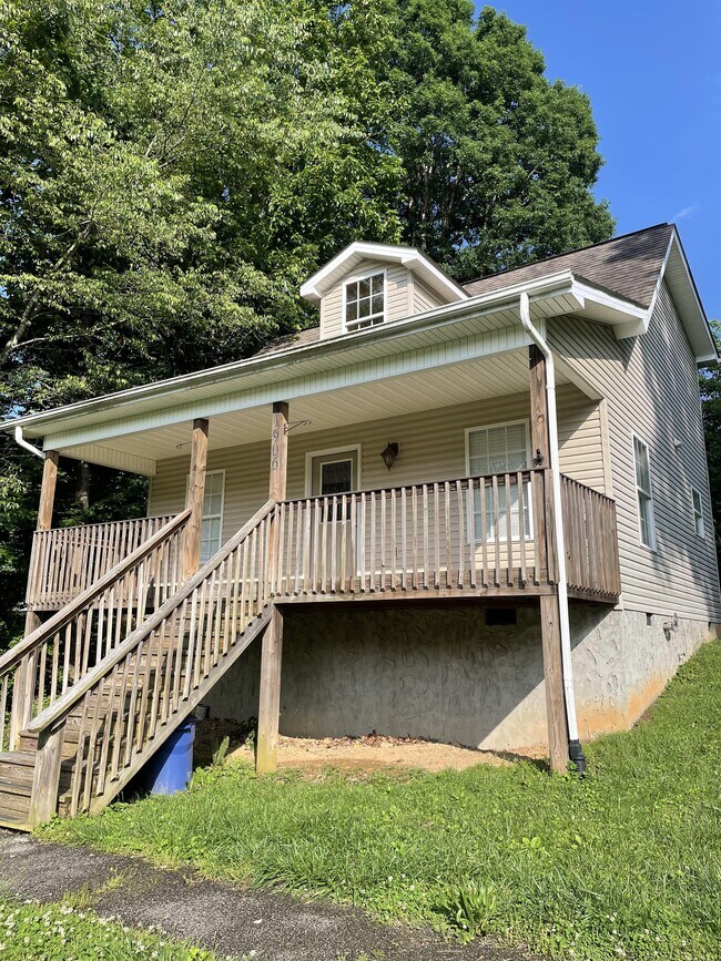 1906 Highland Rd in Maryville, TN - Foto de edificio - Building Photo