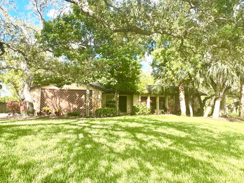 2239 Woodlawn Cir in Melbourne, FL - Building Photo