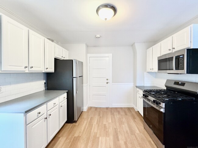 816 Pacific St in Stamford, CT - Building Photo - Building Photo