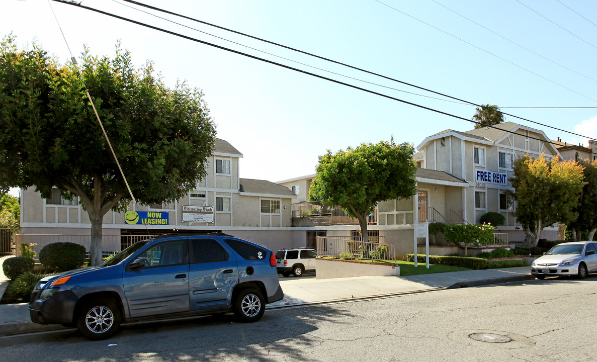 Whispering Winds in Hawthorne, CA - Foto de edificio