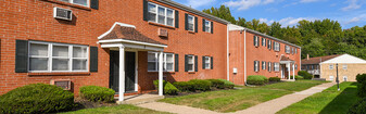 Lynnebrook Gardens Apartments in Lindenwold, NJ - Building Photo