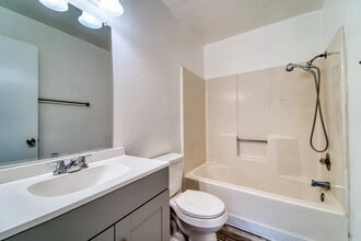 Ramirez Court Apartments in Marysville, CA - Foto de edificio - Building Photo