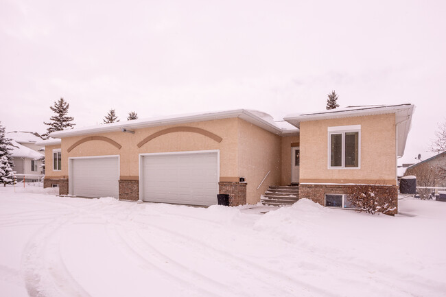 The Courtyard in Strathmore, AB - Building Photo - Building Photo