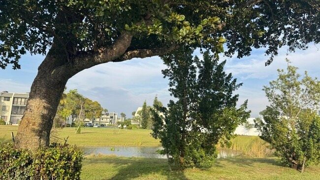 4230 Deste Ct, Unit 208 in Greenacres, FL - Foto de edificio - Building Photo